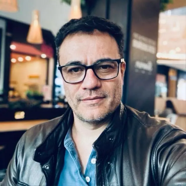 Imagen del fundador y director de Crear Media, Alejandro, quien lidera la innovación educativa y tecnológica de la empresa. Esta fotografía aparece en la sección dedicada a los diferenciadores estratégicos de la compañía, destacando su papel en la adopción de inteligencia artificial aplicada a través de la alianza con SceneSnap, la empresa pionera en IA para procesos de coaching y automatización en América.